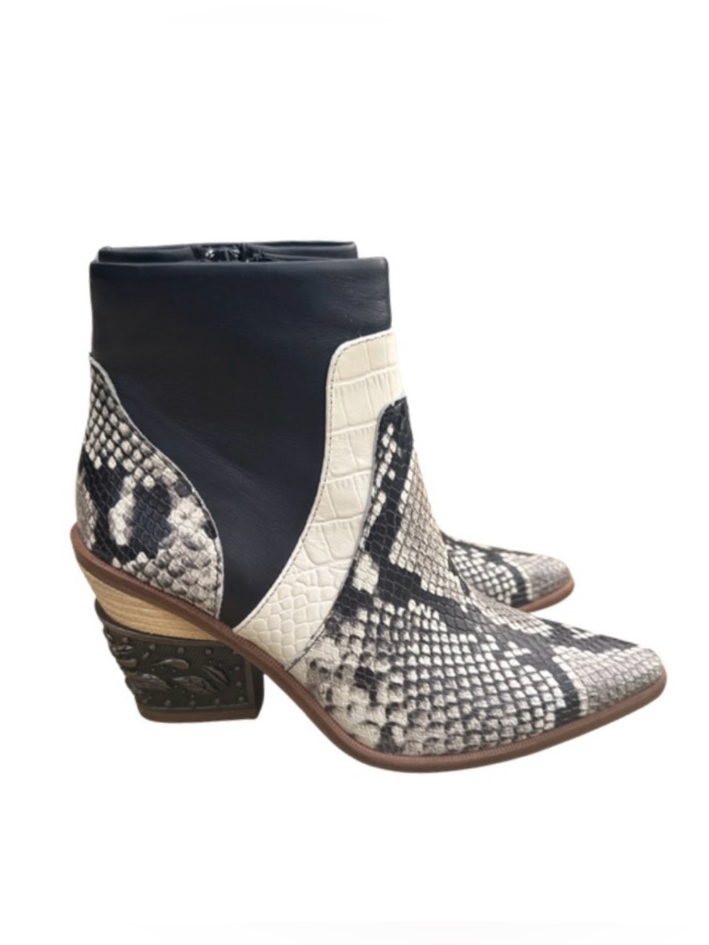 Gianni Bini Eviee Snake Print Western Booties – Size 5.5